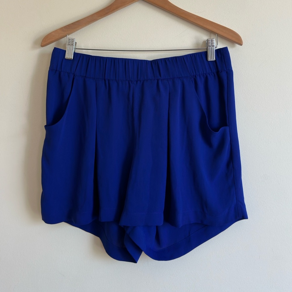 BCBG MAXAZRIA || Woman’s blue pleated shorts Sz L